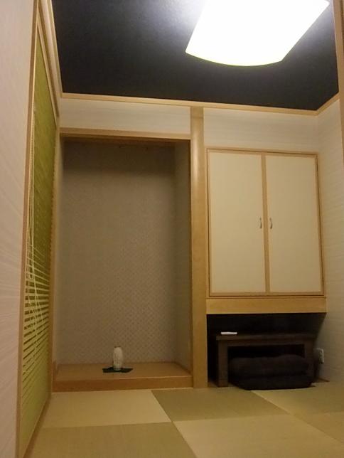 琉球畳の和室。 床の間の天井は、 杉網代合板。